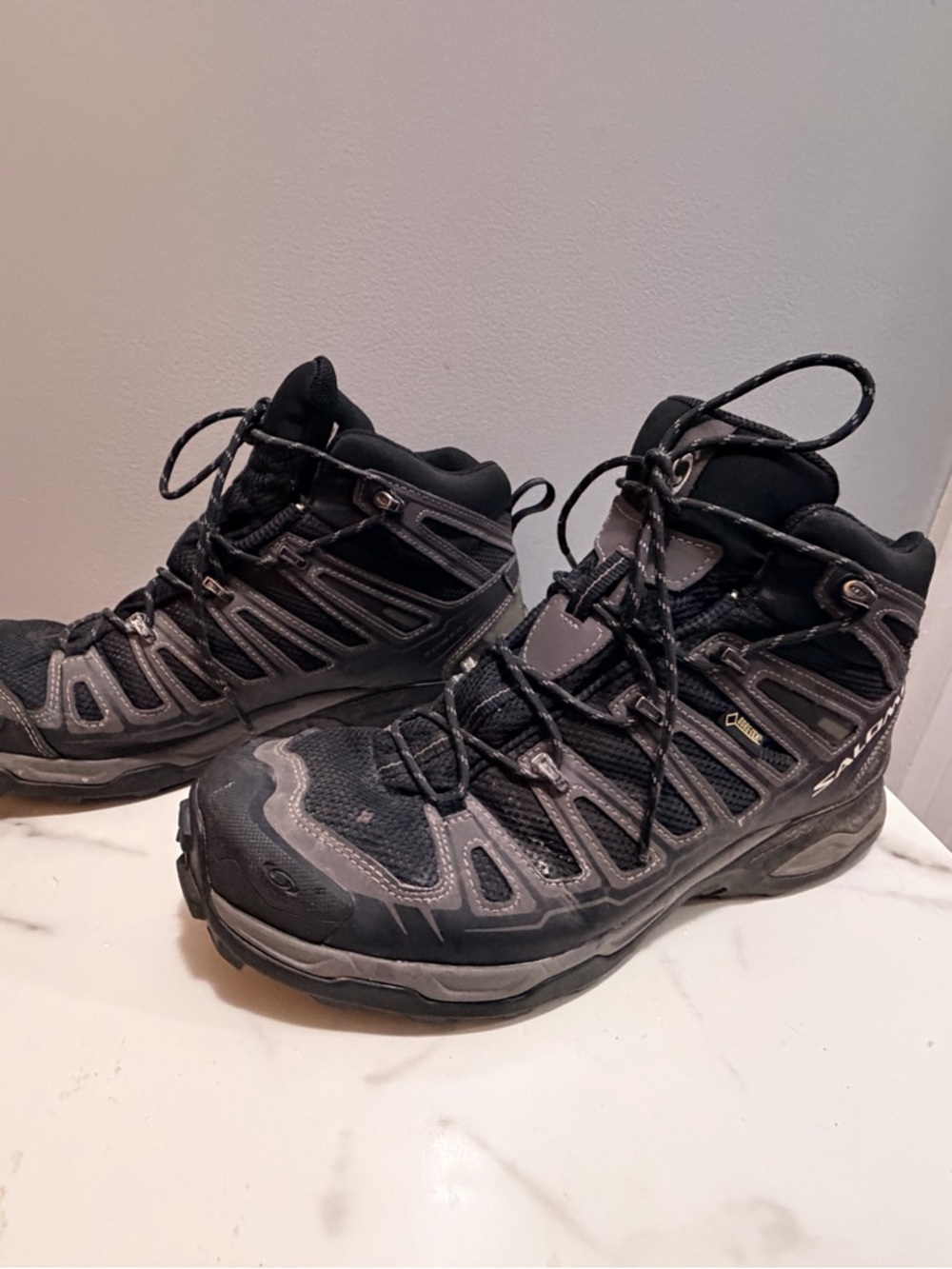 Salomon x ultra gortex Men's Black Hiking Boots size 10